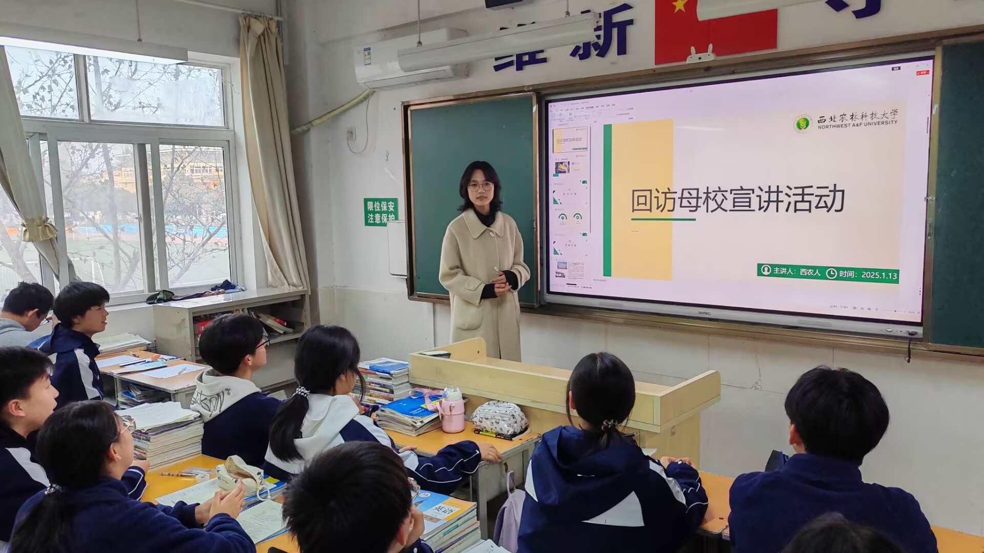 图为实践队员介绍304永利集团官网入口.jpg